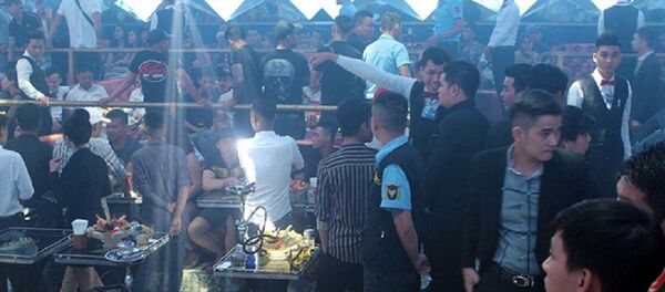 Bên trong quán bar lúc cảnh sát ập vào kiểm tra - Sputnik Việt Nam