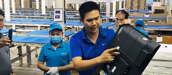 Ông Phạm Văn Tam chỉ những tem bảo hành sau miếng ốp lưng ti vi và cho rằng, người tiêu dùng không cần phải mở ra để biết bên trong có gì. Quan trọng là chúng tôi bảo hành 3,5 năm cho người mua, ông nói. Ông Phạm Văn Tam chỉ những tem bảo hành sau miếng ốp lưng ti vi và cho rằng, người tiêu dùng không cần phải mở ra để biết bên trong có gì. Quan trọng là chúng tôi bảo hành 3,5 năm cho người mua, ông nói. - Sputnik Việt Nam