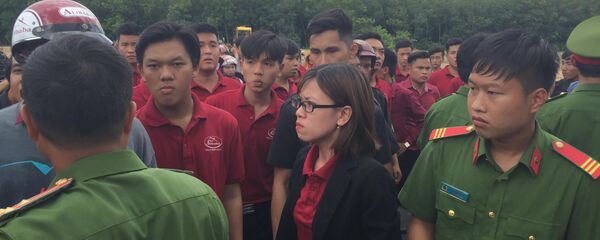 Nguyễn Huỳnh Tú Trinh luôn chống đối, chỉ đạo nhân viên Tập đoàn địa ốc Alibaba  đập phá xe múc của đoàn cưỡng chế - Sputnik Việt Nam