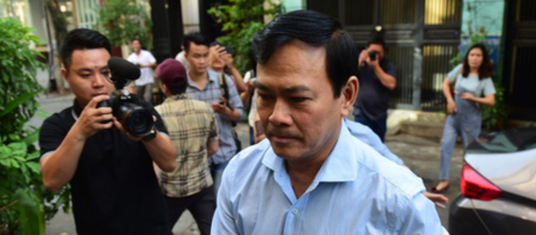 Nguyễn Hữu Linh đến tòa và chạy thẳng lên phòng xét xử trốn ống kính phóng viê - Sputnik Việt Nam