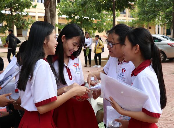 Thí sinh tại điểm thi Trường trung học phổ thông Buôn Ma Thuột (Đắk Lắk) sau khi thi môn Ngữ văn. Toàn tỉnh Đắk Lắk có 89 thí sinh vắng mặt trong môn thi Ngữ văn.  - Sputnik Việt Nam