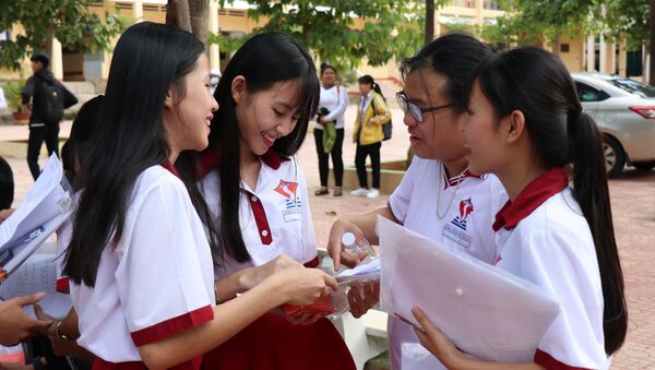 Thí sinh tại điểm thi Trường trung học phổ thông Buôn Ma Thuột (Đắk Lắk) sau khi thi môn Ngữ văn. Toàn tỉnh Đắk Lắk có 89 thí sinh vắng mặt trong môn thi Ngữ văn.  - Sputnik Việt Nam