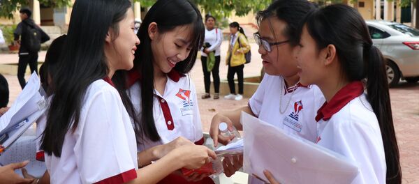 Thí sinh tại điểm thi Trường trung học phổ thông Buôn Ma Thuột (Đắk Lắk) sau khi thi môn Ngữ văn. Toàn tỉnh Đắk Lắk có 89 thí sinh vắng mặt trong môn thi Ngữ văn.  - Sputnik Việt Nam