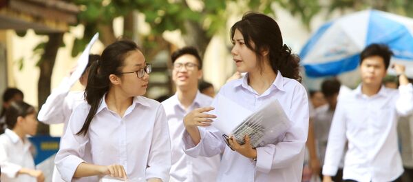 Các thí sinh tại điểm thi trường THPT Thái Phiên, quận Ngô Quyền (Hải Phòng) sau khi thi môn Ngữ văn. - Sputnik Việt Nam