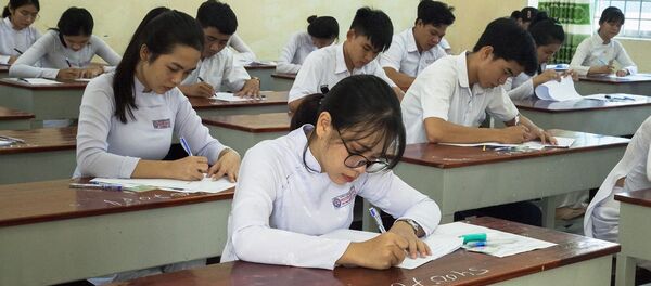 Các thí sinh tham gia Kỳ thi Trung học phổ thông Quốc gia năm 2019 tỉnh Kiên Giang tại điểm thi trường THPT Nguyễn Hùng Sơn, thành phố Rạch Giá.  - Sputnik Việt Nam