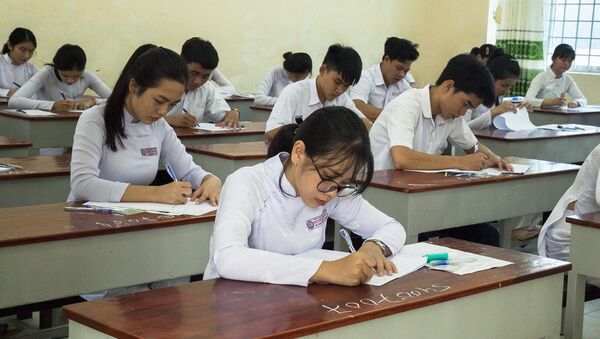 Các thí sinh tham gia Kỳ thi Trung học phổ thông Quốc gia năm 2019 tỉnh Kiên Giang tại điểm thi trường THPT Nguyễn Hùng Sơn, thành phố Rạch Giá.  - Sputnik Việt Nam