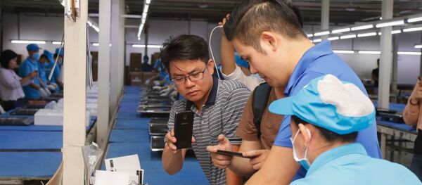 Ông Phạm Văn Tam - Chủ tịch Tập đoàn Asanzo cùng công nhân Ông Phạm Văn Tam - Chủ tịch Tập đoàn Asanzo cùng công nhân - Sputnik Việt Nam