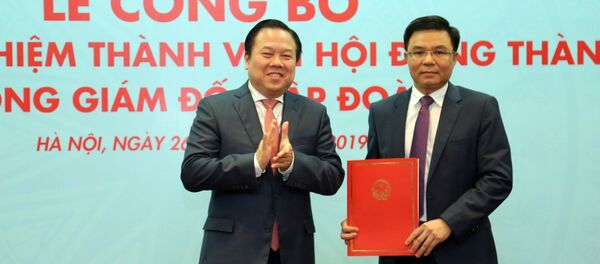 Đ/c Nguyễn Hoàng Anh, Ủy viên TƯ Đảng, Chủ tịch Ủy ban QLVNN tại doanh nghiệp trao quyết định bổ nhiệm Thành viên HĐTV Tập đoàn cho đ/c Lê Mạnh Hùng. Đ/c Nguyễn Hoàng Anh, Ủy viên TƯ Đảng, Chủ tịch Ủy ban QLVNN tại doanh nghiệp trao quyết định bổ nhiệm Thành viên HĐTV Tập đoàn cho đ/c Lê Mạnh Hùng. - Sputnik Việt Nam