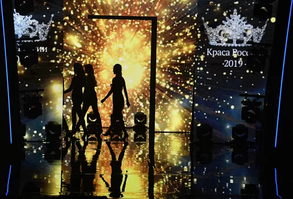 Những thí sinh tham gia Festival sắc đẹp và tài năng lần thứ 25 Krasa Rossii-2019 trong phòng hòa nhạc tại Vegas City Hall Những thí sinh tham gia Festival sắc đẹp và tài năng lần thứ 25 Krasa Rossii-2019 trong phòng hòa nhạc tại Vegas City Hall - Sputnik Việt Nam