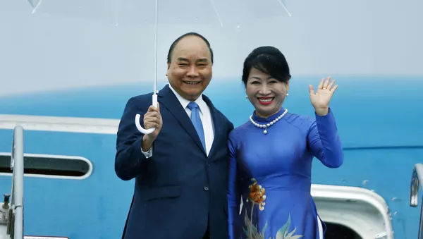 Thủ tướng Chính phủ Nguyễn Xuân Phúc và Phu nhân tại Sân bay quốc tế Kansai, Osaka.  - Sputnik Việt Nam