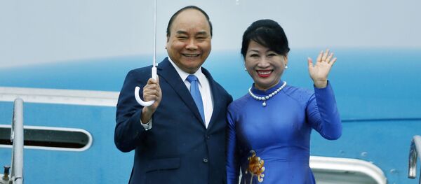 Thủ tướng Chính phủ Nguyễn Xuân Phúc và Phu nhân tại Sân bay quốc tế Kansai, Osaka.  - Sputnik Việt Nam