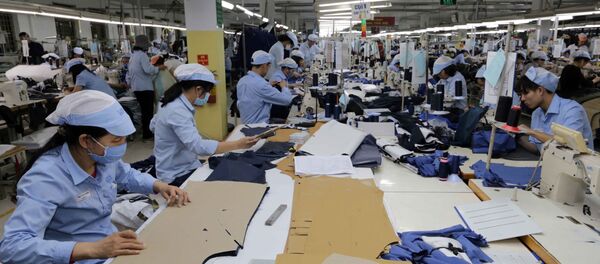 May hàng xuất khẩu sang thị trường Châu Âu tại Công ty TNHH may Đức Giang, Long Biên, Hà Nội.  - Sputnik Việt Nam