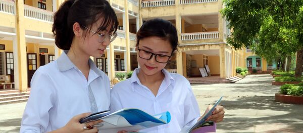 Thí sinh tại điểm thi Trường THPT Tống Văn Trân, huyện Ý Yên, tỉnh Nam Định hoàn thành bài thi Thí sinh tại điểm thi Trường THPT Tống Văn Trân, huyện Ý Yên, tỉnh Nam Định hoàn thành bài thi - Sputnik Việt Nam