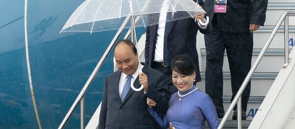 Thủ tướng Nguyễn Xuân Phúc và Phu nhân đến sân bay quốc tế Kansai, Osaka dự Hội nghị G20 - Sputnik Việt Nam