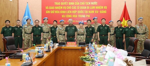 Thượng tướng Nguyễn Chí Vịnh chụp ảnh chung cùng các sĩ quan đi làm nhiệm vụ gìn giữ hòa bình Liên hợp quốc.  - Sputnik Việt Nam