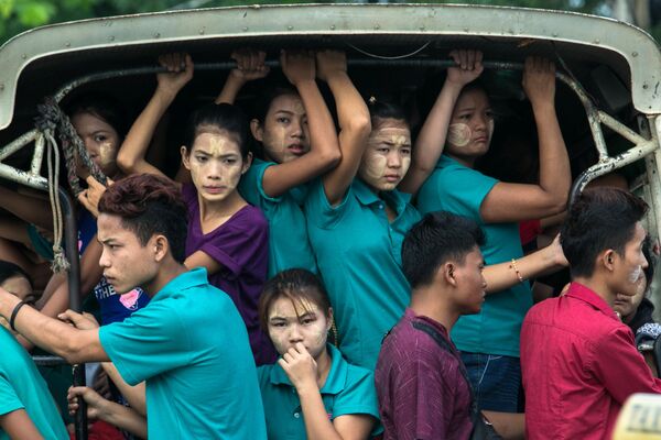 Công nhân nhà máy đi làm, Yangon, Myanmar - Sputnik Việt Nam