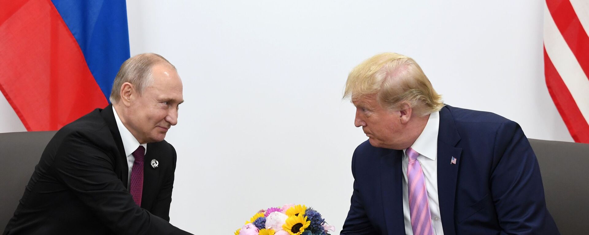 Vladimir Putin và Donald Trump tại cuộc họp bên lề hội nghị thượng đỉnh G20 ở Osaka - Sputnik Việt Nam, 1920, 19.02.2025