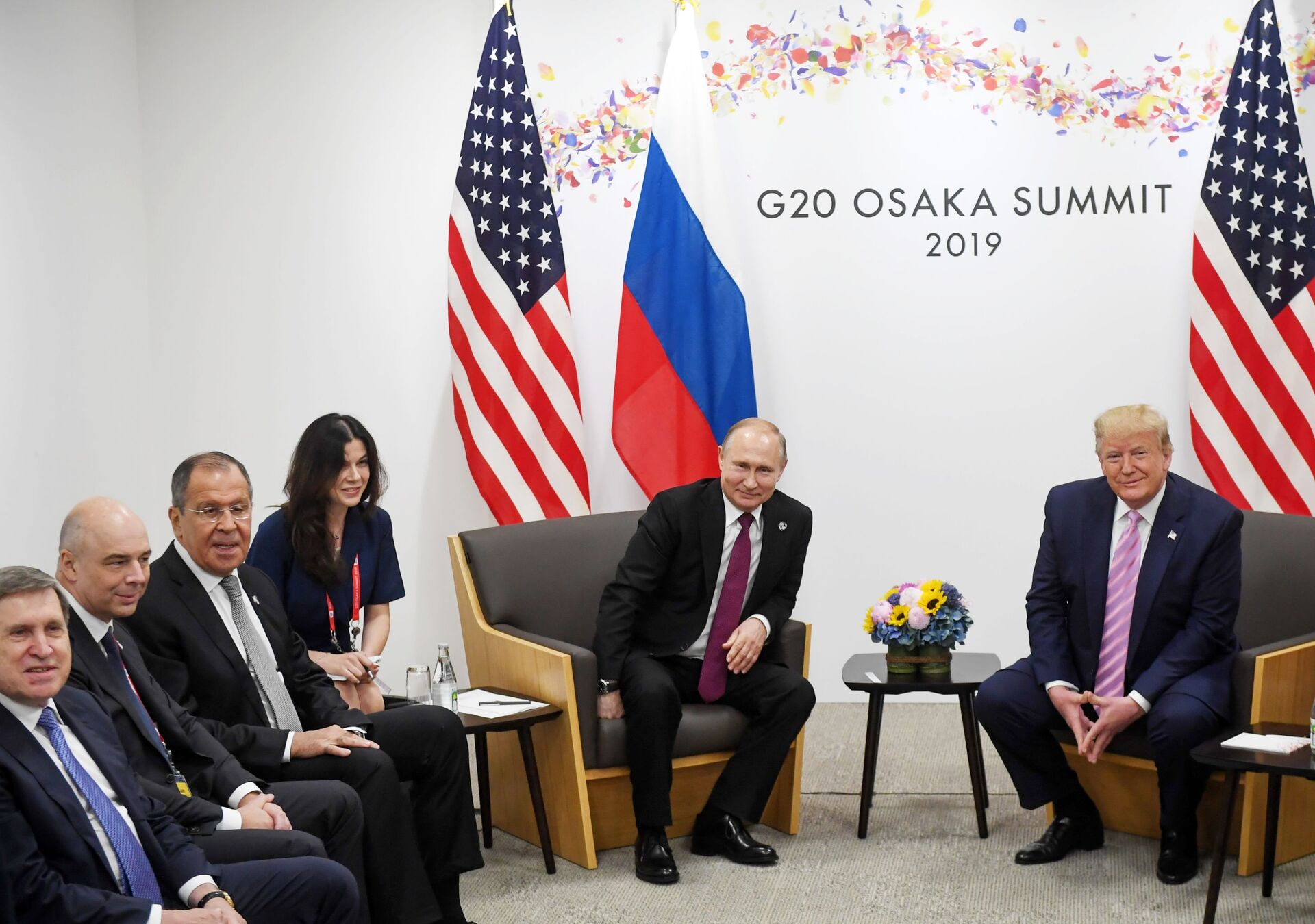 Vladimir Putin và Donald Trump tại cuộc họp bên lề hội nghị thượng đỉnh G20 ở Osaka Vladimir Putin và Donald Trump tại cuộc họp bên lề hội nghị thượng đỉnh G20 ở Osaka - Sputnik Việt Nam, 1920, 05.10.2021