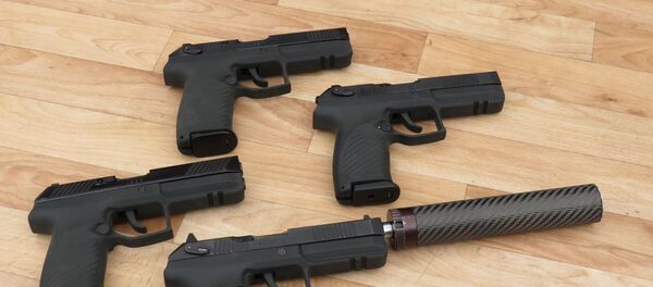 Tất cả các phiên bản của súng ngắn «Udav”. Phía trên — bản dân sự (9x19 mm). Phía dưới — bản quân sự (9x21 mm) - Sputnik Việt Nam