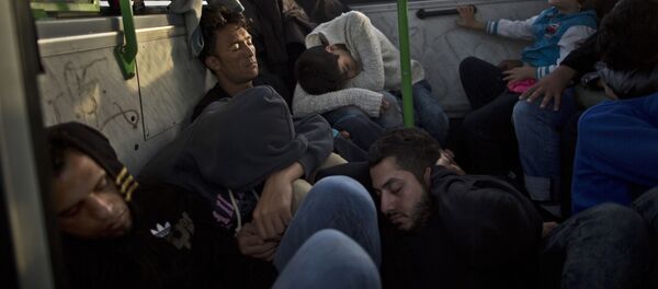 Những người tị nạn ngủ trên xe buýt khi chờ tàu đi biên giới Những người tị nạn ngủ trên xe buýt khi chờ tàu đi biên giới - Sputnik Việt Nam