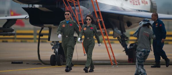 Các phi công chiến đấu lái máy bay J-10 tại triển lãm hàng không ở Chu Hải, Trung Quốc Các phi công chiến đấu lái máy bay J-10 tại triển lãm hàng không ở Chu Hải, Trung Quốc - Sputnik Việt Nam