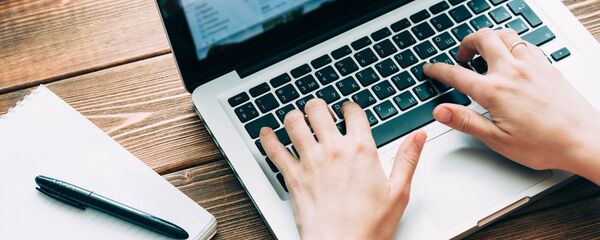 Cô gái ngồi bên máy tính Cô gái ngồi bên máy tính - Sputnik Việt Nam