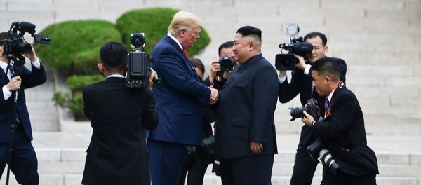 Donald Trump và Kim Jong Un Donald Trump và Kim Jong Un - Sputnik Việt Nam
