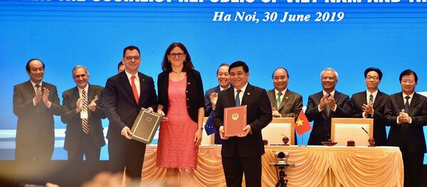 Chiều 30/6, tại Trụ sở Chính phủ, Thủ tướng Nguyễn Xuân Phúc chứng kiến lễ ký Hiệp định Thương mại tự do (EVFTA) và Hiệp định Bảo hộ Đầu tư (EVIPA) giữa Việt Nam và Liên minh Châu Âu - Sputnik Việt Nam