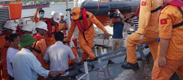 Thi thể ngư dân Nguyễn Văn Hòa được đưa lên bờ để bàn giao cho gia đình - Sputnik Việt Nam