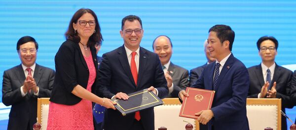 Thủ tướng Nguyễn Xuân Phúc chứng kiến Lễ ký Hiệp định Thương mại tự do giữa Việt Nam và Liên minh châu Âu (EVFTA).  - Sputnik Việt Nam