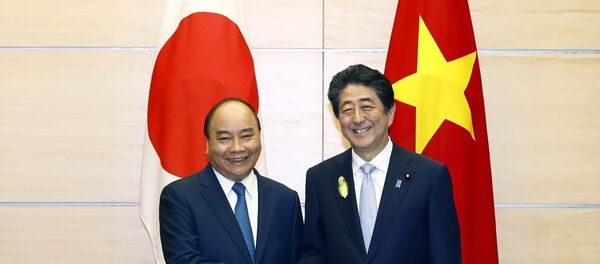 Thủ tướng Nguyễn Xuân Phúc làm việc với Thủ tướng Nhật Bản Shinzo Abe - Sputnik Việt Nam