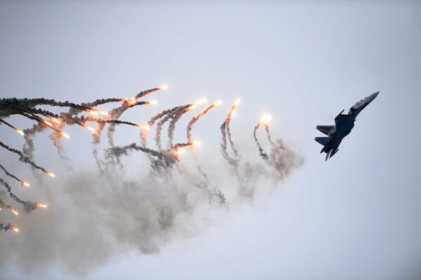 Máy bay Su-30SM của đội nhào lộn trên không “Các hiệp sĩ Nga” tại Diễn đàn Kỹ thuật-Quân sự Quốc tế Army-2019 - Sputnik Việt Nam