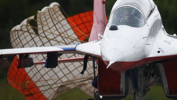 Máy bay MiG-29 của nhóm phi công nhào lộn Chim Én tại Diễn đàn kỹ thuật quân sự quốc tế “Army-2019” - Sputnik Việt Nam