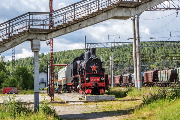 Đài tưởng niệm với đầu máy hơi nước cũ tại nhà ga thành phố Medvezhegorsk, Cộng hòa Karelia - Sputnik Việt Nam