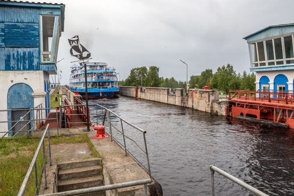 Tàu chở khách ở làng Povenets, quận Medvezhiegorsk, Cộng hòa Karelia - Sputnik Việt Nam