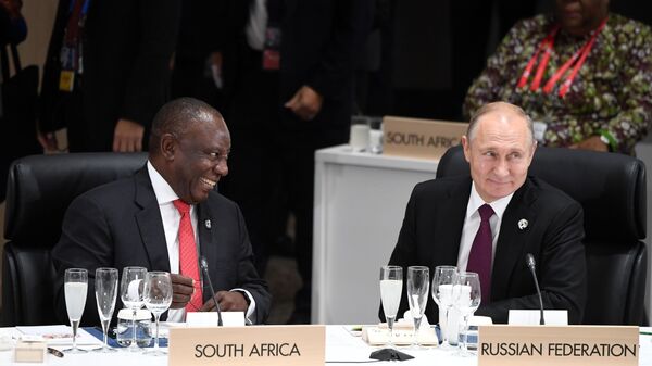 Tổng thống Nam Phi Cyril Ramaphosa và Tổng thống Nga Vladimir Putin cùng chiếc ly giữ nhiệt ưa thích của mình tại phiên làm việc đầu tiên của G20 - Sputnik Việt Nam