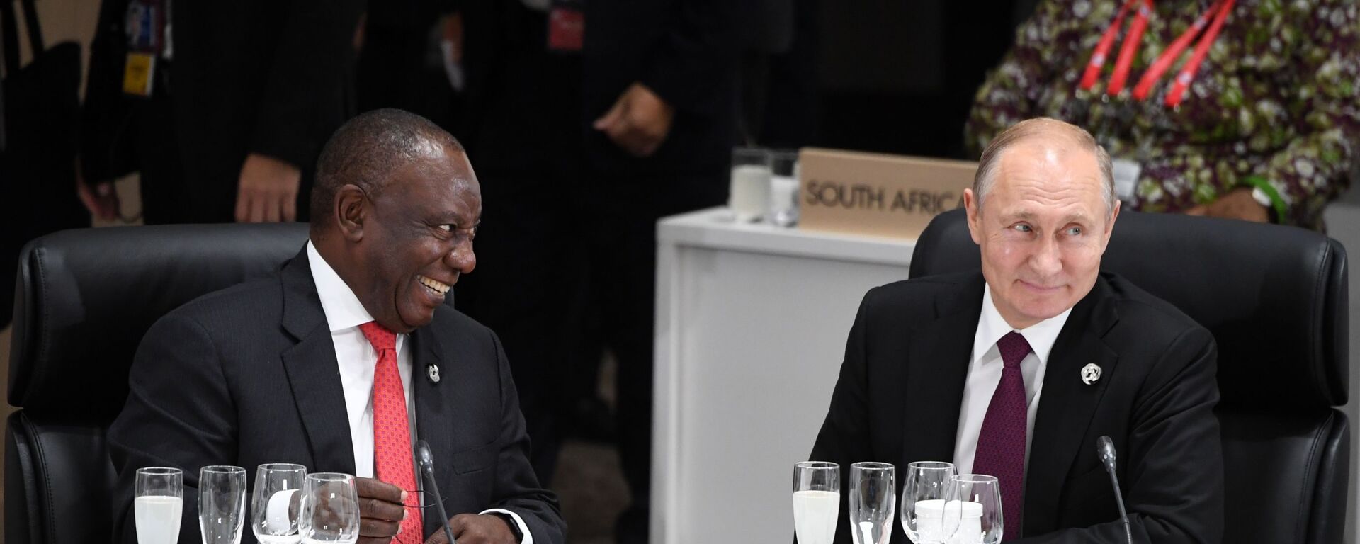 Tổng thống Nam Phi Cyril Ramaphosa và Tổng thống Nga Vladimir Putin cùng chiếc ly giữ nhiệt ưa thích của mình tại phiên làm việc đầu tiên của G20 - Sputnik Việt Nam, 1920, 18.08.2025