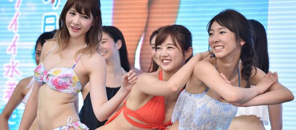 Người mẫu tạo dáng với trang phục bikini trong buổi flashmob nhảy múa quảng cáo ở Tokyo, Nhật Bản - Sputnik Việt Nam