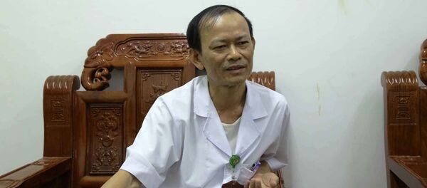Bác sĩ Phạm Hồng Cường, Phó Giám đốc BV Đa khoa huyện Đức Thọ thông tin về sự việc. - Sputnik Việt Nam