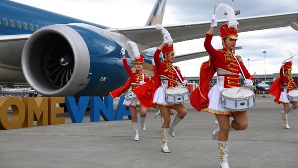 Nghi lễ trọng thể đón chào máy bay của Hãng Vietnam Airlines tại sân bay quốc tế “Sheremetyevo”  - Sputnik Việt Nam