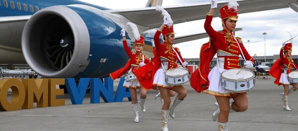 Nghi lễ trọng thể đón chào máy bay của Hãng Vietnam Airlines tại sân bay quốc tế “Sheremetyevo”  - Sputnik Việt Nam