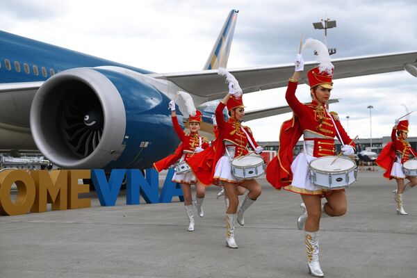 Nghi lễ trọng thể đón chào máy bay của Hãng Vietnam Airlines tại sân bay quốc tế “Sheremetyevo”  - Sputnik Việt Nam