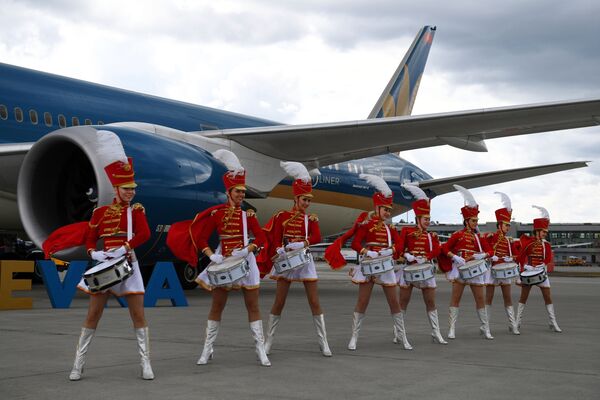 Nghi lễ trọng thể đón chào máy bay của Hãng Vietnam Airlines tại sân bay quốc tế “Sheremetyevo”  - Sputnik Việt Nam