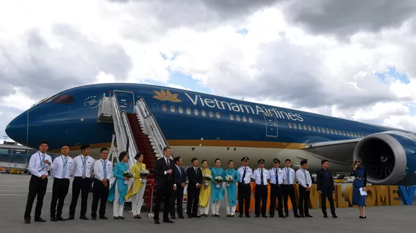Đại sứ đặc mệnh toàn quyền CHXHCN Việt Nam tại LB Nga Ngô Đức Mạnh, Trưởng đại diện hãng Vietnam Airlines tại Nga Lê Thanh Dũng, đại diện ban lãnh đạo công ty cổ phần “MASH” và đại diện hãng Vietnam Airlines tại nghi lễ trọng thể đón chào máy bay của Hãng Vietnam Airlines tại sân bay quốc tế “Sheremetyevo” - Sputnik Việt Nam