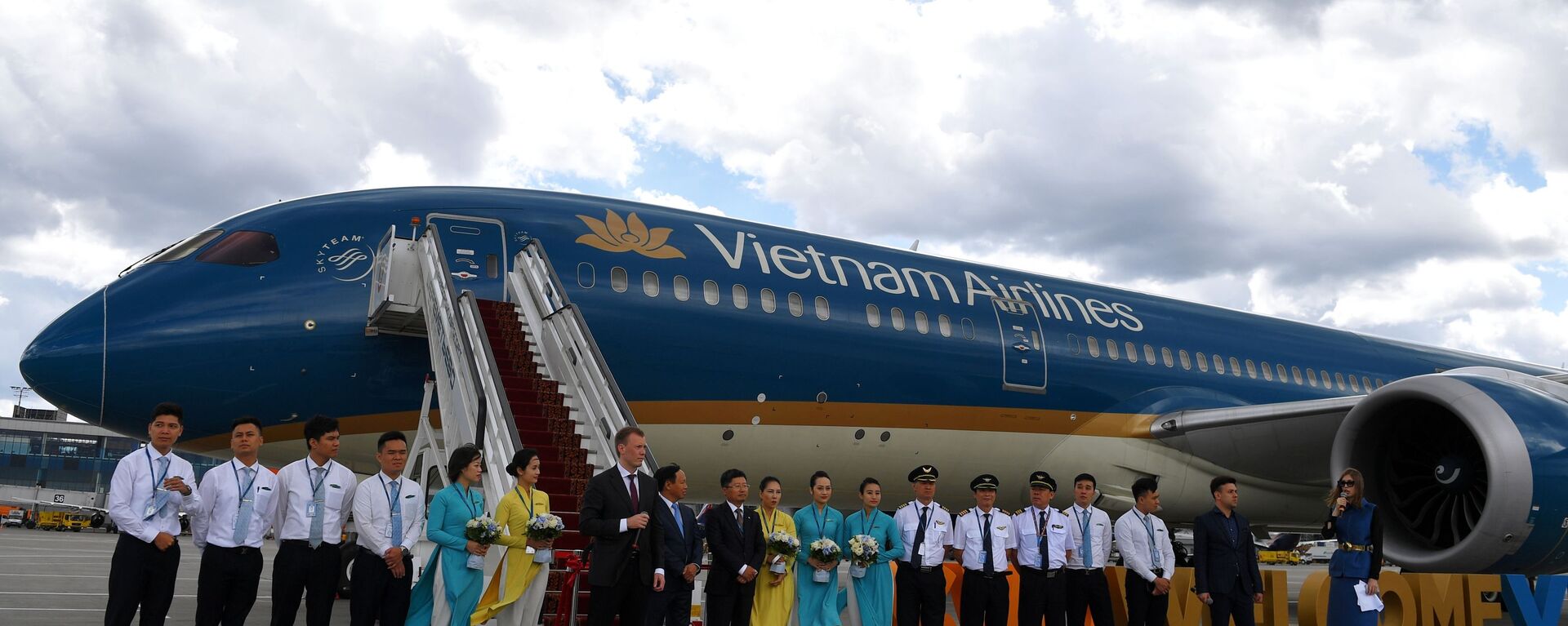 Đại sứ đặc mệnh toàn quyền CHXHCN Việt Nam tại LB Nga Ngô Đức Mạnh, Trưởng đại diện hãng Vietnam Airlines tại Nga Lê Thanh Dũng, đại diện ban lãnh đạo công ty cổ phần “MASH” và đại diện hãng Vietnam Airlines tại nghi lễ trọng thể đón chào máy bay của Hãng Vietnam Airlines tại sân bay quốc tế “Sheremetyevo” - Sputnik Việt Nam, 1920, 09.05.2025