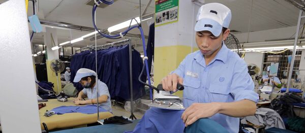 May hàng xuất khẩu sang thị trường Châu Âu tại Công ty TNHH may Đức Giang, Long Biên, Hà Nội May hàng xuất khẩu sang thị trường Châu Âu tại Công ty TNHH may Đức Giang, Long Biên, Hà Nội - Sputnik Việt Nam