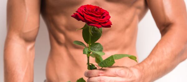 người đàn ông trần truồng với một bông hồng - Sputnik Việt Nam