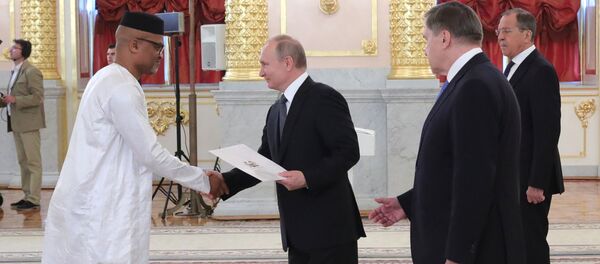 Đại sứ đặc mệnh toàn quyền Cộng hòa Sierra Leone Mohamed Yongavo và Tổng thống Vladimir Putin tại Điện Kremlin - Sputnik Việt Nam