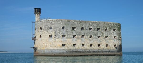 Pháo đài Boyard tọa lạc trên bờ biển nước Pháp đã trở thành huyền thoại nhờ các chương trình truyền hình trò chơi nổi tiếng. Do đó, bất chấp vẻ ảm đạm, pháo đài chủ yếu liên quan đến những cuộc phiêu lưu mạo hiểm, chiến thắng và tất nhiên, liên quan với những con hổ. - Sputnik Việt Nam