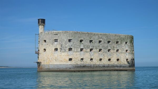 Pháo đài Boyard tọa lạc trên bờ biển nước Pháp đã trở thành huyền thoại nhờ các chương trình truyền hình trò chơi nổi tiếng. Do đó, bất chấp vẻ ảm đạm, pháo đài chủ yếu liên quan đến những cuộc phiêu lưu mạo hiểm, chiến thắng và tất nhiên, liên quan với những con hổ. - Sputnik Việt Nam